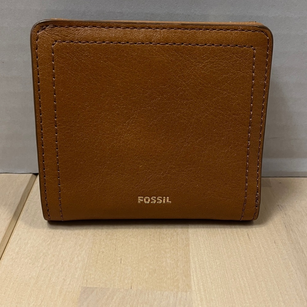 Fossil Logan Tan Leather Small Bifold Wallet w/ Gold Tone Hardware SL7829